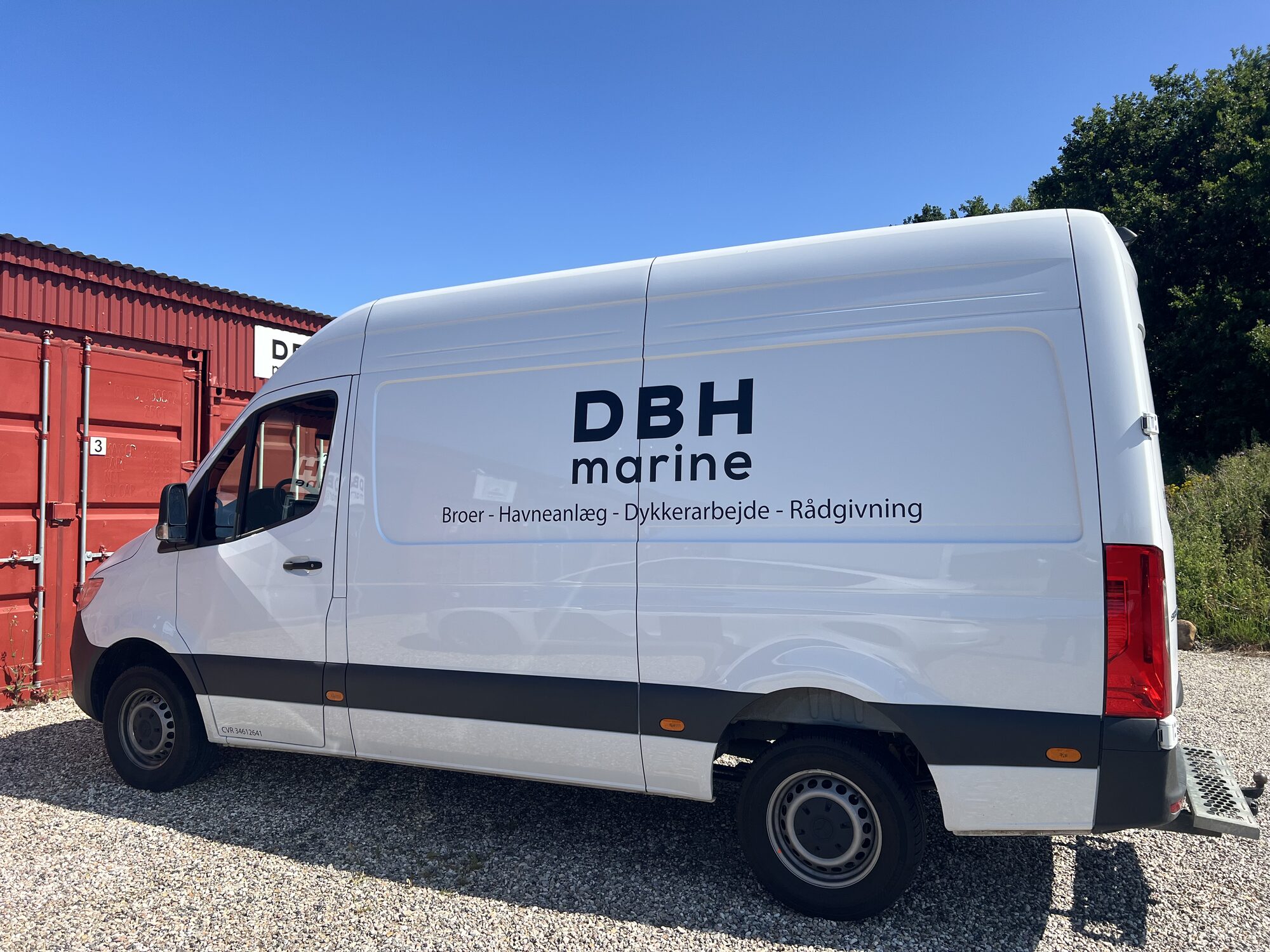DBH Marine Mercedes Sprinter med logo på siden
