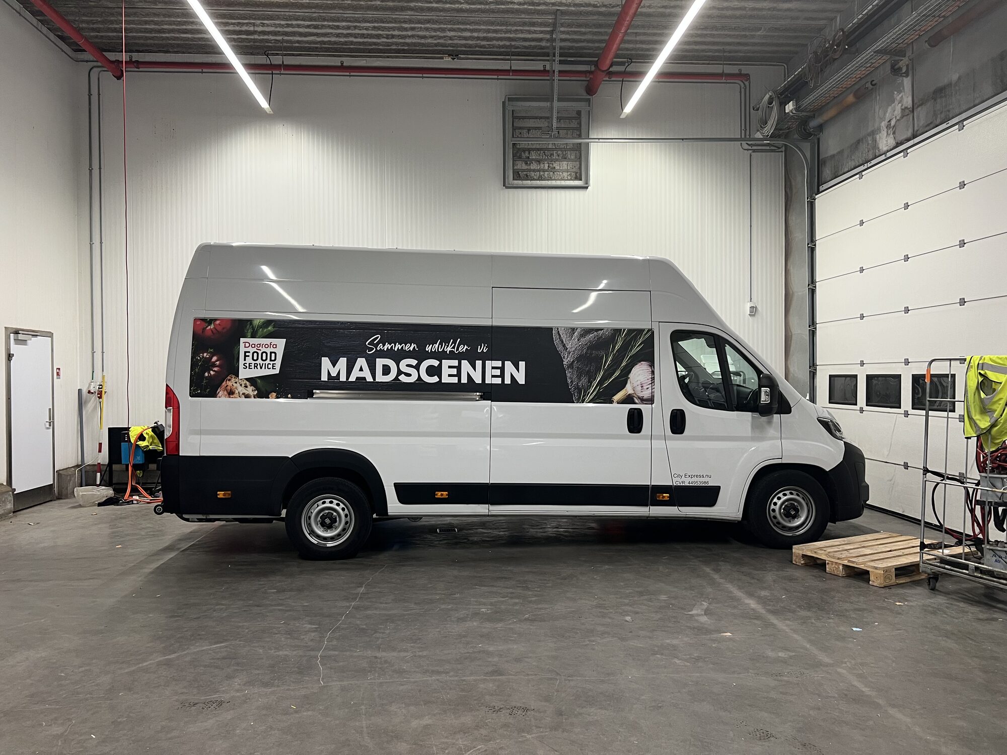 Dagrofa Food Service Madscenen varevogn set fra siden