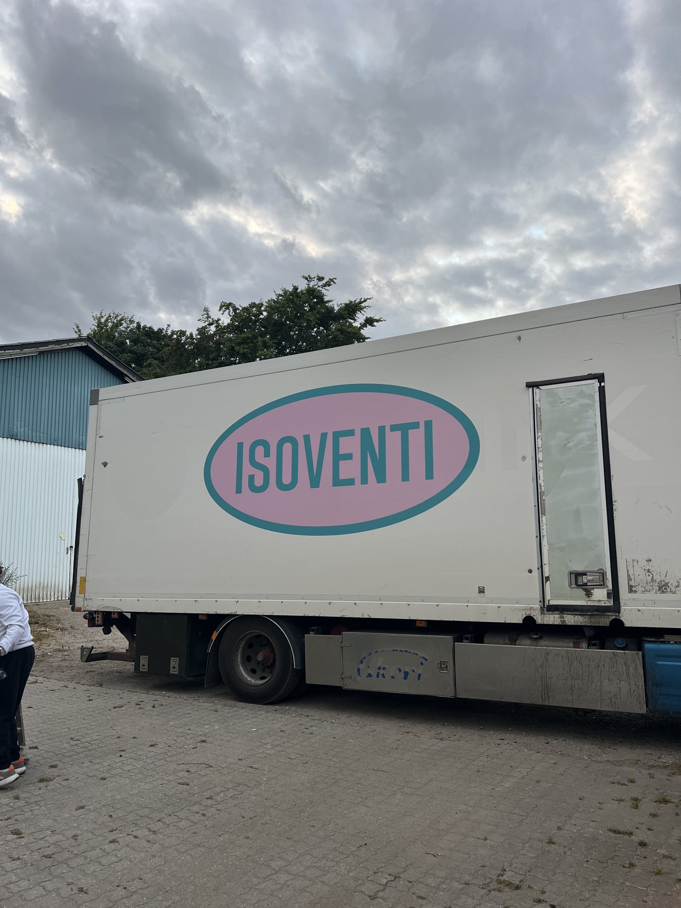 Isoventi lastbil med nyt logo på siden